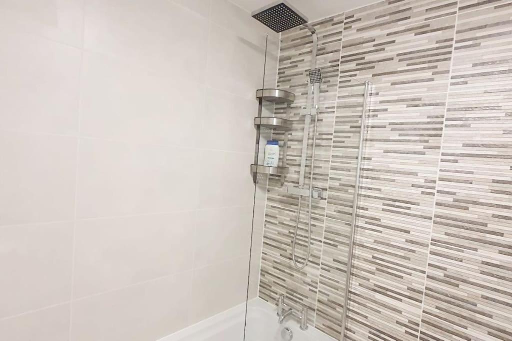 Walnut Flats-F2, 3-Bedroom With Garden & Patio - Ac, Parking, Netflix, Wifi - Close To Oxford, Bicester & Blenheim Palace Екстериор снимка