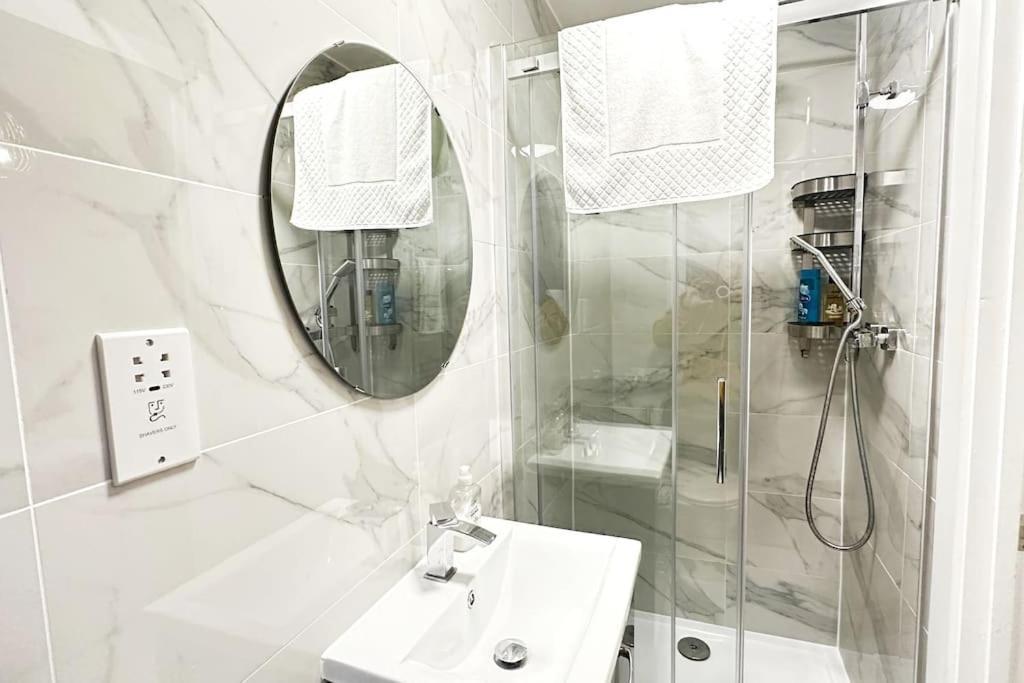 Walnut Flats-F2, 3-Bedroom With Garden & Patio - Ac, Parking, Netflix, Wifi - Close To Oxford, Bicester & Blenheim Palace Екстериор снимка