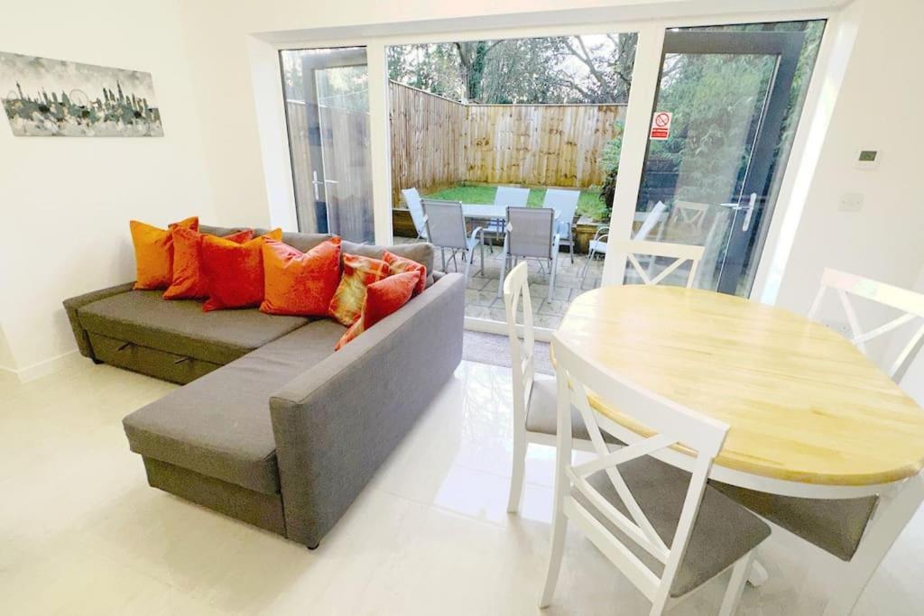 Walnut Flats-F2, 3-Bedroom With Garden & Patio - Ac, Parking, Netflix, Wifi - Close To Oxford, Bicester & Blenheim Palace Екстериор снимка