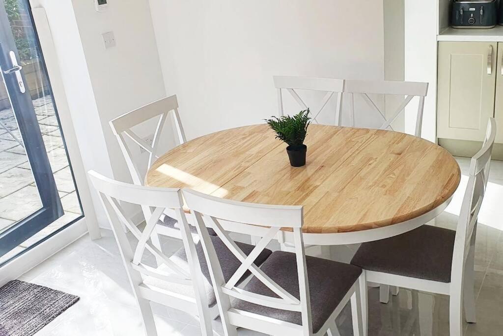 Walnut Flats-F2, 3-Bedroom With Garden & Patio - Ac, Parking, Netflix, Wifi - Close To Oxford, Bicester & Blenheim Palace Екстериор снимка