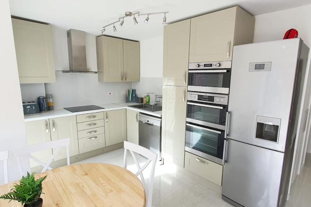 Walnut Flats-F2, 3-Bedroom With Garden & Patio - Ac, Parking, Netflix, Wifi - Close To Oxford, Bicester & Blenheim Palace Екстериор снимка